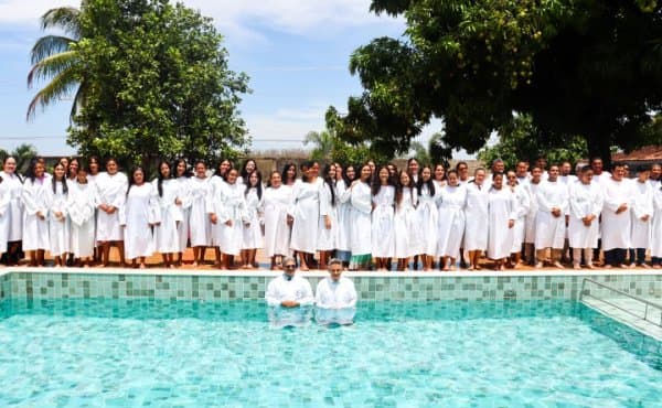 Pr. José Alberto Olímpio batiza 54 novos membros da AD Teotônio Vilela